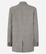 Blazer oversized con estampado de cuadros, cierre simple con dos botones, solapas de muesca y bolsillos delanteros con solapa.