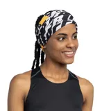 Cuello multifuncional Buff con estampado de letras en blanco y negro, con logo de la marca en amarillo.