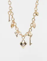 Collar corto dorado con cadena de eslabones y dijes colgantes de corazones, llaves y moño.
