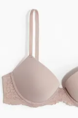 Soutien push-up color piel, de microfibra y encaje, con copas con relleno que realzan el busto y el escote. Modelo con aros, breteles ajustables y cierre ancho de corchetes en la espalda.