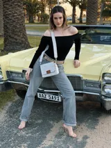 Bandolera Chabas de cuero con correa larga y cierre con solapa.