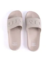 Ojotas Umbro color gris claro con logo verde en la tira.