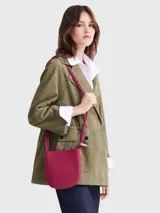 Bolso bandolera Longchamp modelo Le Roseau, color fucsia, con correa fina ajustable y cierre con broche metálico.