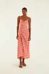 Vestido midi con estampado a cuadros color rosa y blanco, con tirantes finos, escote corazón, corte fluido y abertura lateral.
