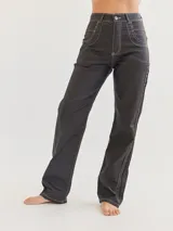 Pantalón jean negro de corte recto con costuras en color crudo.