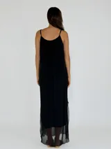 Vestido largo color crudo, de breteles finos y corte holgado.