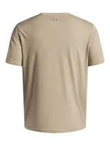 Remera celeste de Under Armour, corte clásico, mangas cortas y logo estampado en el pecho.