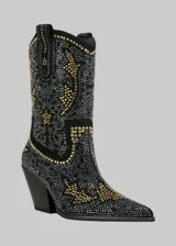 Bota texana de caña media color negro, cubierta de strass plateados y dorados. Tiene taco de madera y puntera fina.