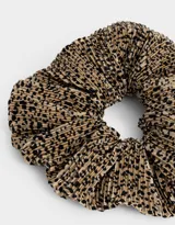Maxi scrunchie o gomita de pelo con estampado animal print y tela plisada.