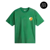 Remera verde con logo estampado en el pecho.