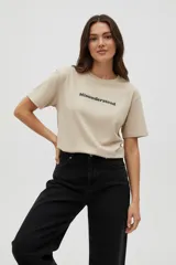 Remera de algodón blanca, corte holgado, con cuello redondo y manga corta. Estampado frontal con texto en color bordó: "I HATE YOU (FLIRTING)".