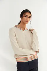 Bomber color crudo de tejido de punto con cierre frontal, cuello, puños y ruedo acanalados con rayas de colores.