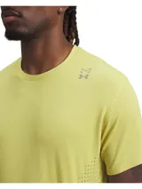 Remera deportiva color amarillo lima, de corte clásico y mangas cortas. Confeccionada en tejido transpirable con perforaciones en la parte inferior del torso y logo de la marca en el pecho.