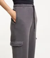 Pantalón jogger gris con bolsillos cargo laterales, cintura elastizada con cordón ajustable y puños ajustados.