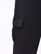 Pantalón de jogging azul marino con cintura elástica ajustable con cordón, bolsillos laterales y bolsillos cargo con solapa en los muslos.