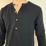 Camisa negra de muselina con cuello mao y tres botones.
