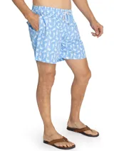 Short de baño celeste con estampado de caballitos de mar rosados. Tiene cintura elástica con cordón ajustable, bolsillos laterales y traseros.