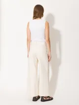 Pantalón de jean color crema, de corte recto y largo cropped.