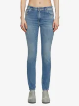 Jeans skinny Diesel modelo Babhila de tiro medio, confeccionados en denim elástico azul claro y parcialmente con algodón reciclado.