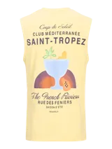 Musculosa sin mangas, color crema, con cuello redondo y calce relajado. Presenta un estampado gráfico en la espalda con texto en francés que hace referencia a Saint-Tropez y una ilustración de una bebida tropical.