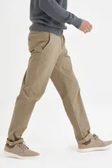 Pantalón chino de hombre color beige, corte recto, con bolsillos laterales y traseros.