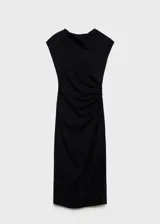 Vestido midi negro de corte recto, cuello drapeado y sin mangas.