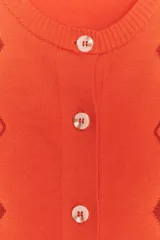 Chaqueta de punto color naranja con cuello redondo y manga corta. Presenta cierre frontal con botones y estampado de rombos en tonos blanco, naranja y marrón.