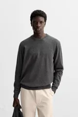 Jersey de hombre color beige, de cashmere, corte regular, cuello redondo y manga larga.