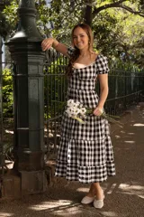 Vestido midi con estampado a cuadros blanco y negro, escote corazón con detalle de puntilla y mangas cortas abullonadas.