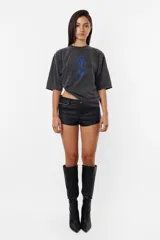 Remera gris oscuro con estampa azul, de mangas cortas y corte holgado.
