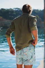 Camisa azul marino de lino con manga larga y botones de coco natural.