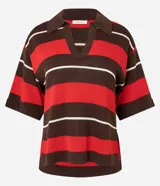 Blusa de punto con cuello polo y abertura en V, mangas cortas y diseño de rayas horizontales anchas en tonos marrón oscuro, rojo y blanco.