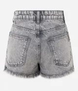 Short de jeans azul claro, modelo slim fit, con roturas y terminación deshilachada en el ruedo. Presenta tiro medio/alto con trabillas para cinturón y cierre frontal tradicional.