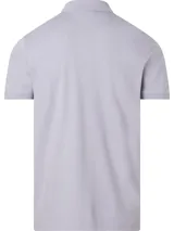 Chomba color lila de algodón orgánico, corte slim, cuello clásico con dos botones, mangas cortas con puños de punto, aberturas laterales y logo de Calvin Klein bordado en el pecho.