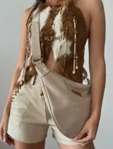 Riñonera de cuero color crudo con correa ajustable y hebilla metálica.