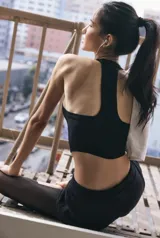 Top deportivo blanco, ajustado al cuerpo, con escote en V pronunciado en el frente y espalda tipo racerback. Presenta tejido acanalado.