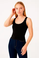 Musculosa negra sin mangas de poliéster, corte holgado y cuello profundo.