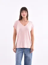 Remera rosa de corte recto, con cuello en V y mangas cortas con dobladillo.