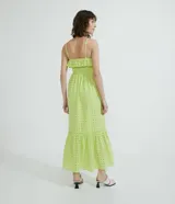 Vestido largo lila con tirantes finos, escote cuadrado, volantes en el busto y falda con textura de agujeros.