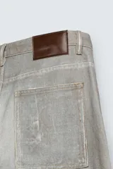 Pantalón de jean gris con corte holgado y efecto lavado en toda la prenda.