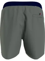 Short de baño Tommy Hilfiger con diseño color block en azul marino, blanco, rojo y gris. Cuenta con cintura elástica con cordón ajustable, dos bolsillos laterales y un bolsillo trasero con detalle Global Stripe.