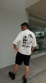 Remera blanca de algodón con estampado negro que incluye la receta del cóctel Old Fashioned, dados, cerezas y una carita sonriente.