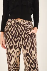 Pantalón palazzo con estampado ikat en tonos marrón y beige, de viscosa y modal, con cintura elástica.
