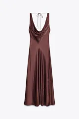 Vestido midi marrón de satén, con escote fluido, tirantes finos y espalda descubierta con lazo.