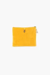 Sobre de terciopelo color amarillo con bordado de hojas de palmera en blanco y borla de hilo de lurex.