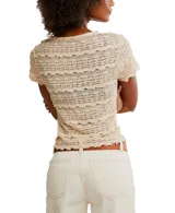 Remera color crema con detalles de encaje y tul, corte ajustado y mangas cortas.