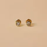 Aros de oro amarillo 9k con circonias engarzadas. Diseño de aro pequeño con cierre de gancho.
