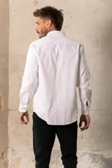 Camisa de vestir a rayas verticales azules y blancas, de corte clásico y manga larga.