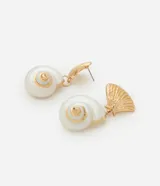 Aros colgantes con base de caracol y colgante de ostra, con cierre de trancadero y baño light gold. Fabricados con metal reciclado.