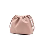 Cartera bandolera color nude, confeccionada en símil cuero graneado. Tiene acceso con cordón, correa regulable, herrajes plateados y un compartimento principal con un bolsillo interno con cierre y dos bolsillos abiertos. Diseño clásico con logo XL Extra Large al frente.